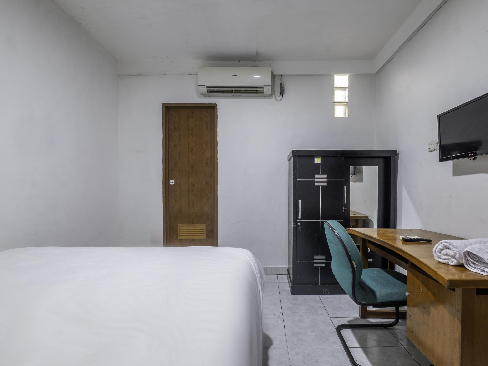 Oyo Life 2391 Baladewa Residence Syariah Karawang Exterior photo